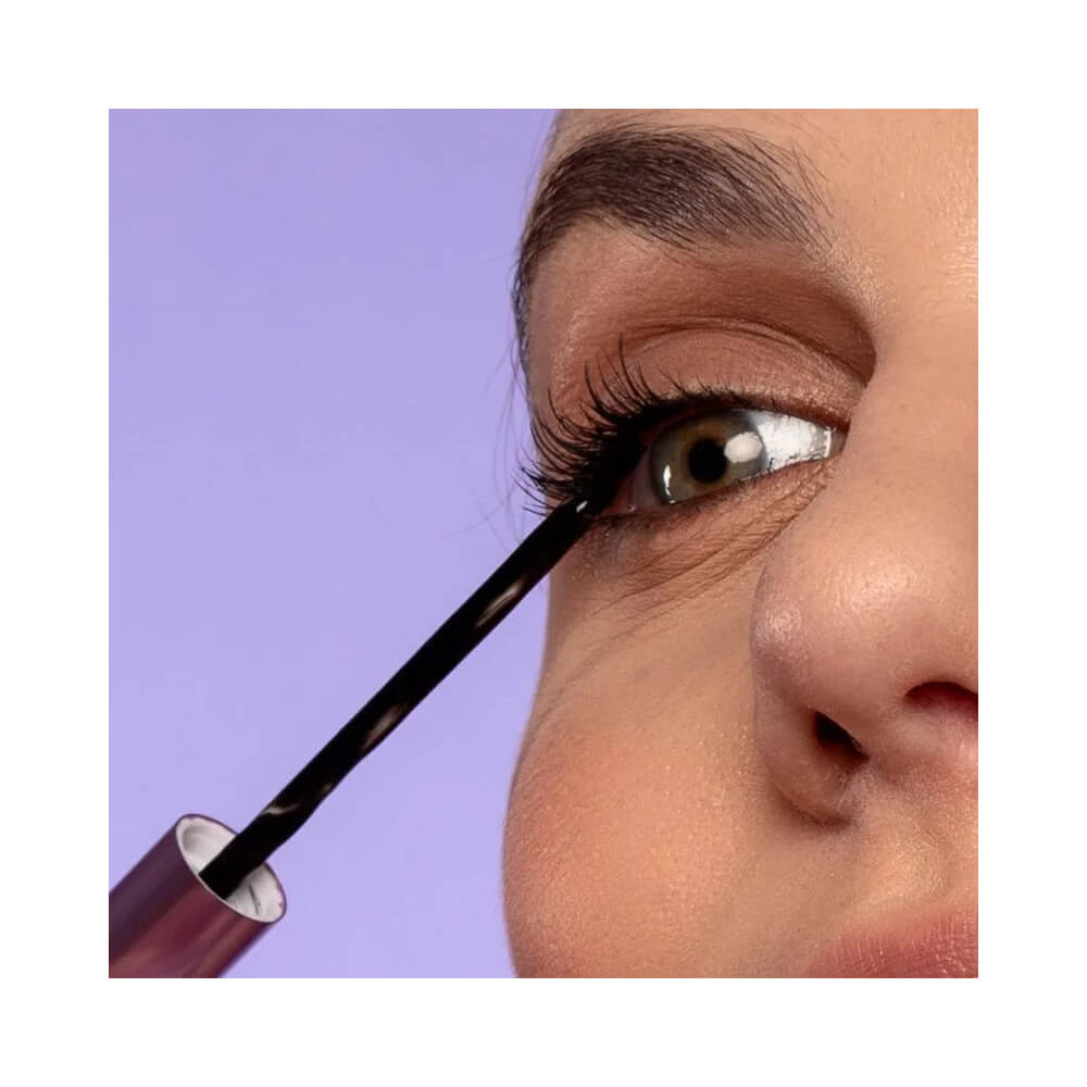 Aplicação da Máscara Falscara Overnighter em cílios superiores com escova fina preta