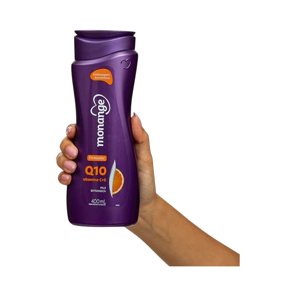 Frasco roxo escuro de hidratante Monange Q10 sendo segurado por uma mão feminina