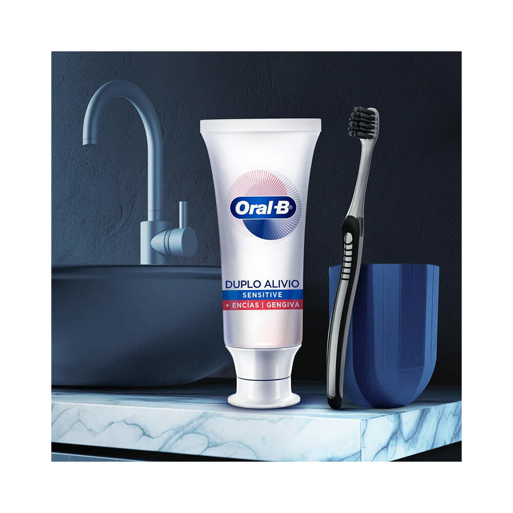 Tubo de creme dental Oral-B Duplo Alívio Sensitive + Gengiva 70g sobre bancada