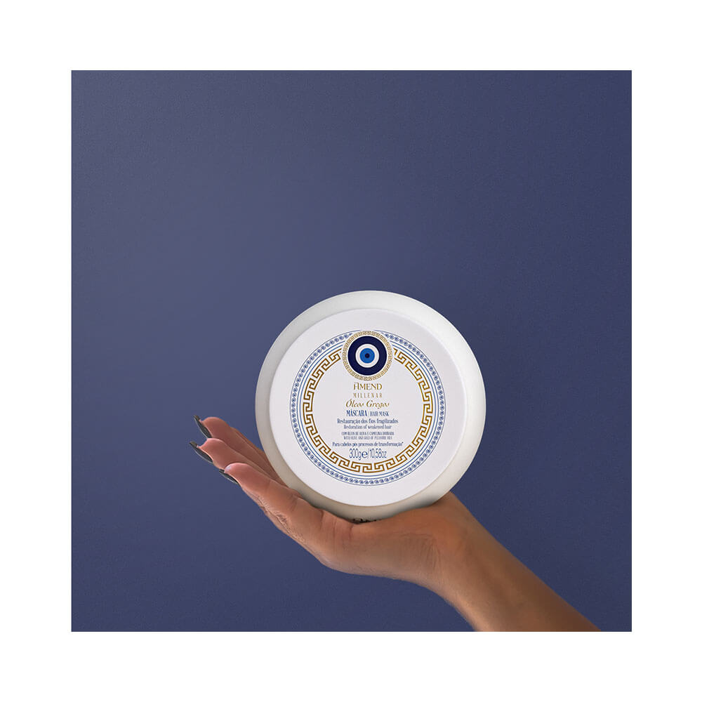 Máscara Capilar Amend Millenar Óleos Gregos sendo segurada por uma mão