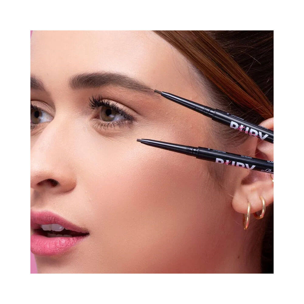 Mulher aplicando o lápis de sobrancelhas Ruby Kisses Go Brow Ultrafino Dark Brown