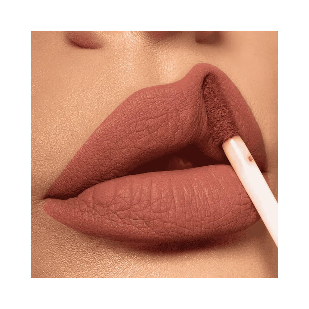 Close dos lábios aplicando Batom Líquido Vult Nano HD Castanho Claro Matte