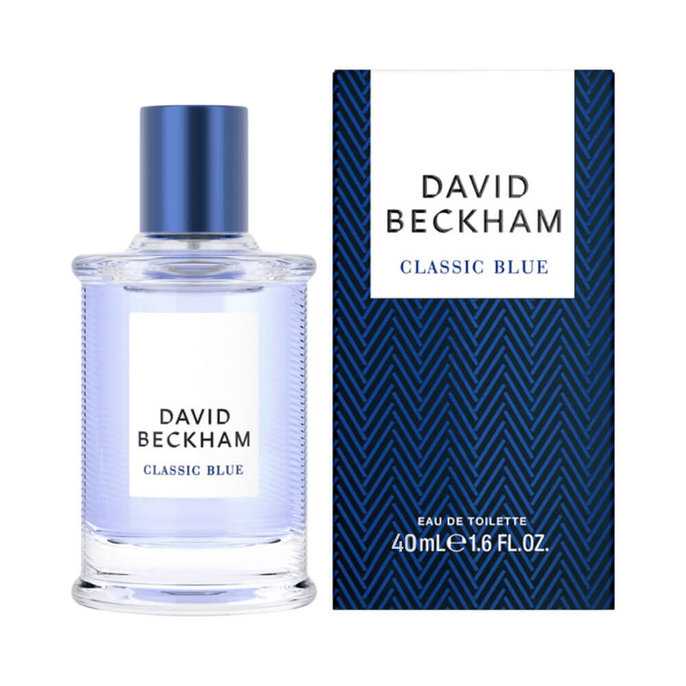 Frasco de perfume David Beckham Classic Blue 40ml ao lado da embalagem azul com padrão moderno