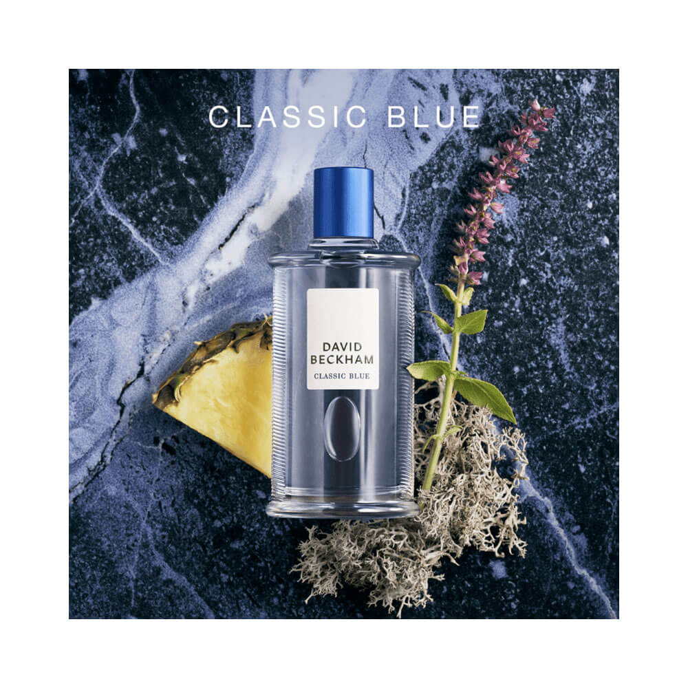 Frasco de perfume David Beckham Classic Blue 40ml com elementos naturais como folha e casca de abacaxi
