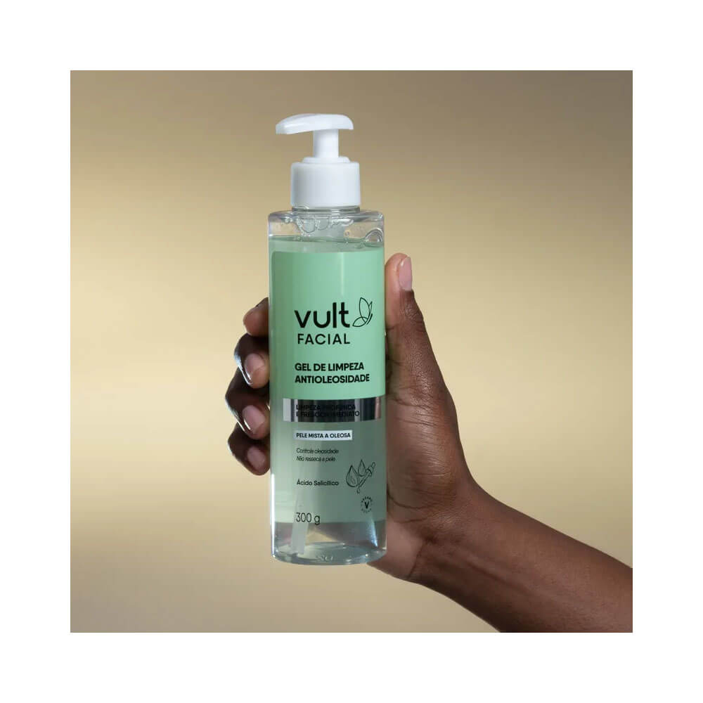 Mão segurando frasco do Gel de Limpeza Facial Vult Antioleosidade 300g