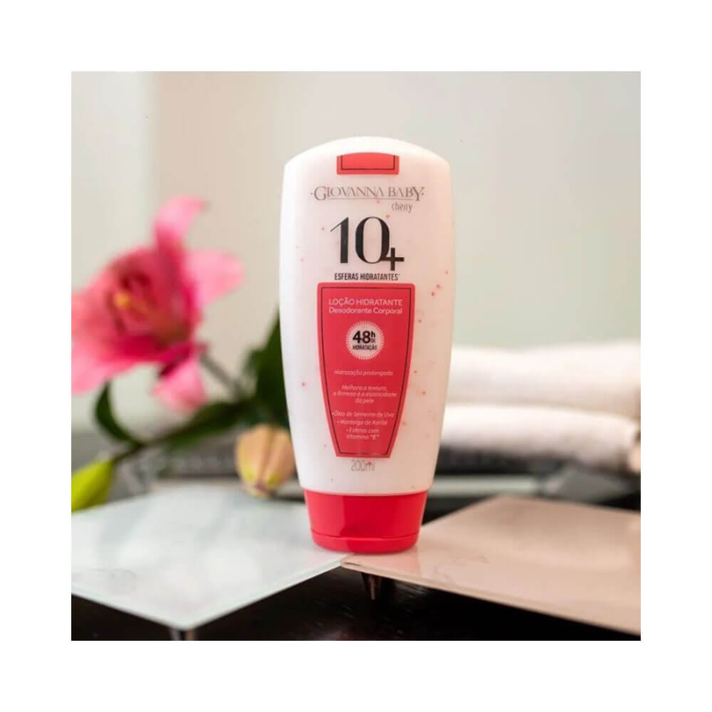Frasco branco com tampa vermelha do hidratante corporal Giovanna Baby 10+ Cherry 200ml em ambiente decorado com flores