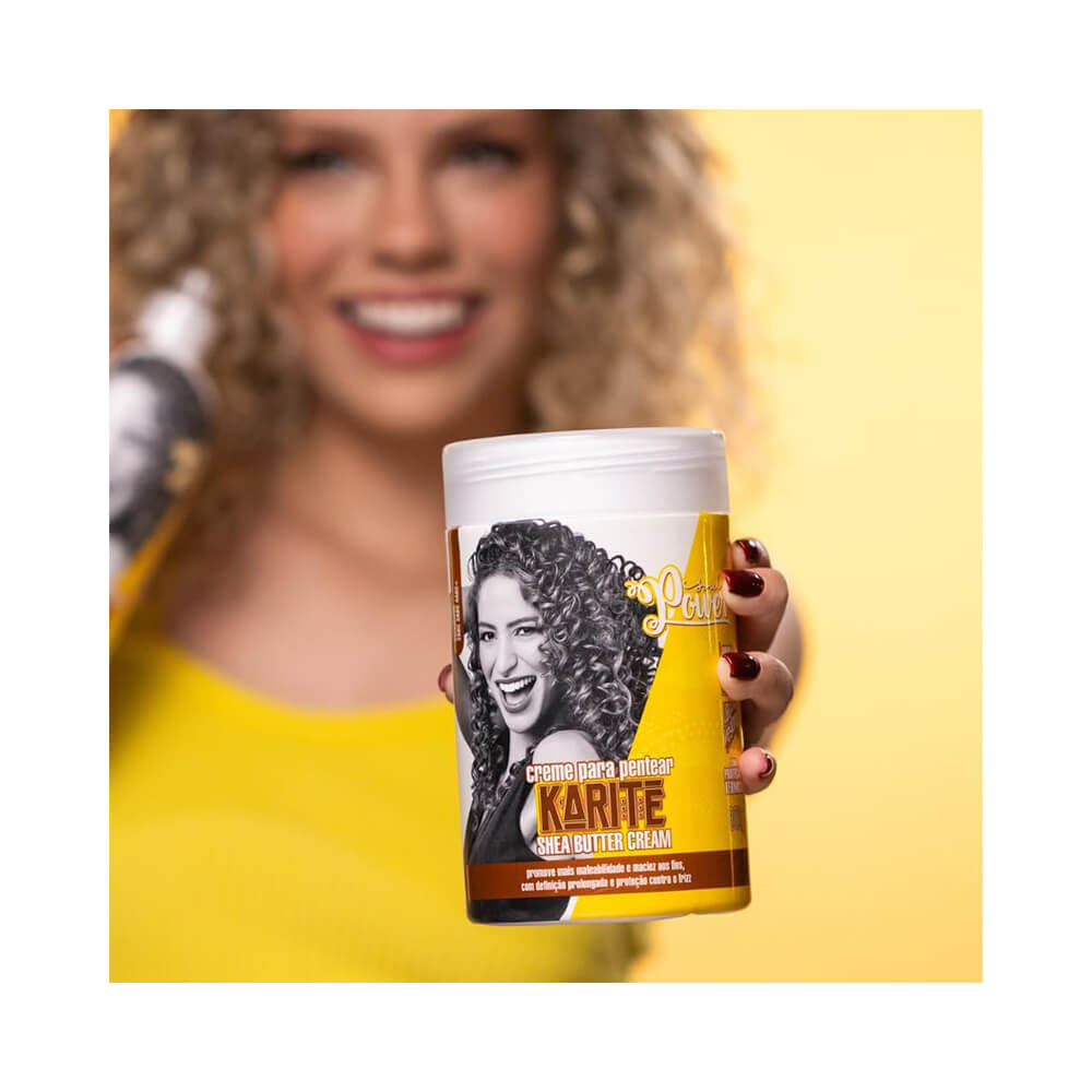 Mulher segurando o Creme de Pentear Soul Power Karité Shea Butter Cream 800g com embalagem branca e detalhes amarelos