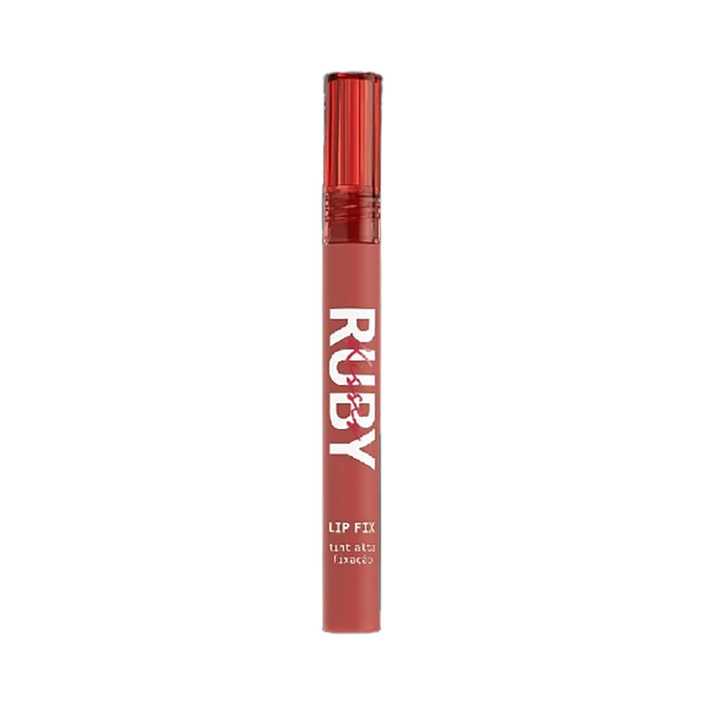 Batom Lip Fix Tint Ruby Kisses Feeling Powerful na cor vermelho escuro com embalagem cilíndrica vermelha