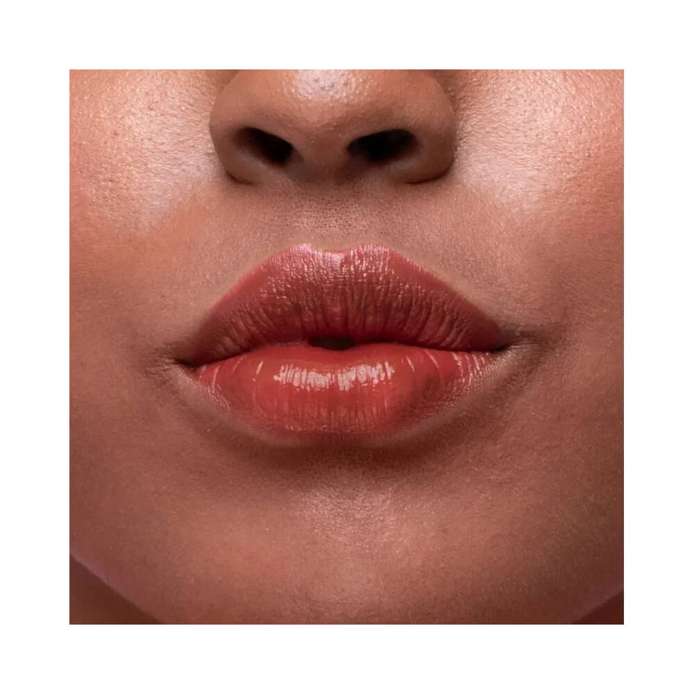 Close nos lábios com batom Lip Fix Tint Ruby Kisses Feeling Powerful vermelho escuro