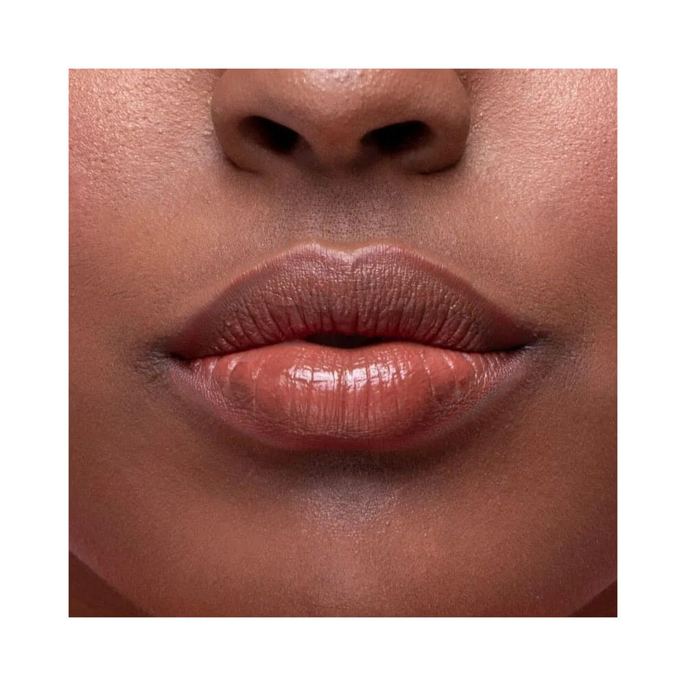 Close nos lábios com batom Lip Fix Tint Ruby Kisses So Fancy mostrando acabamento matte e cor intensa