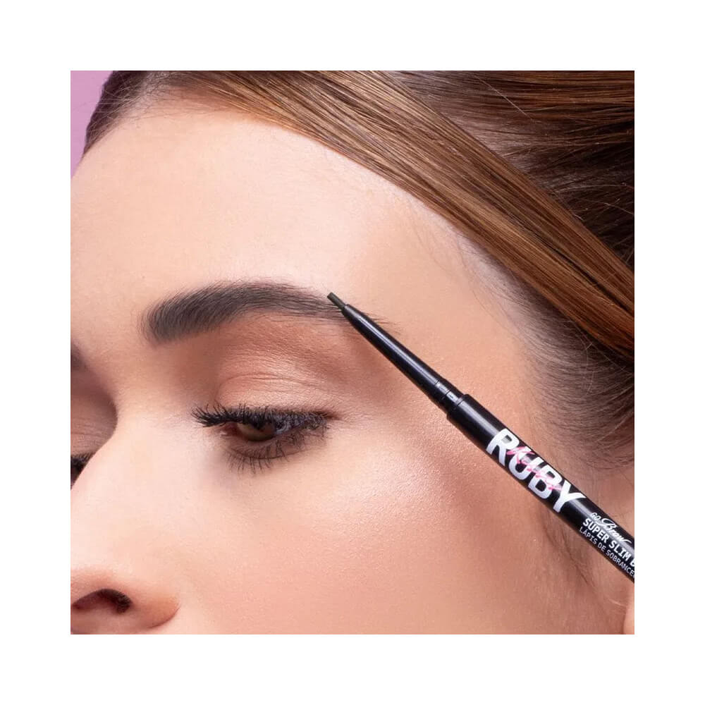 Aplicação do lápis Ruby Kisses Go Brow ultrafino Choco Brown em sobrancelha feminina