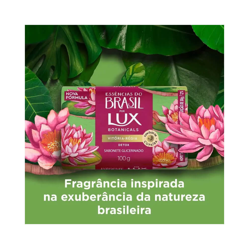 Sabonete Lux Essências do Brasil Vitória-Régia 100g rodeado por flores de vitória-régia e folhas verdes