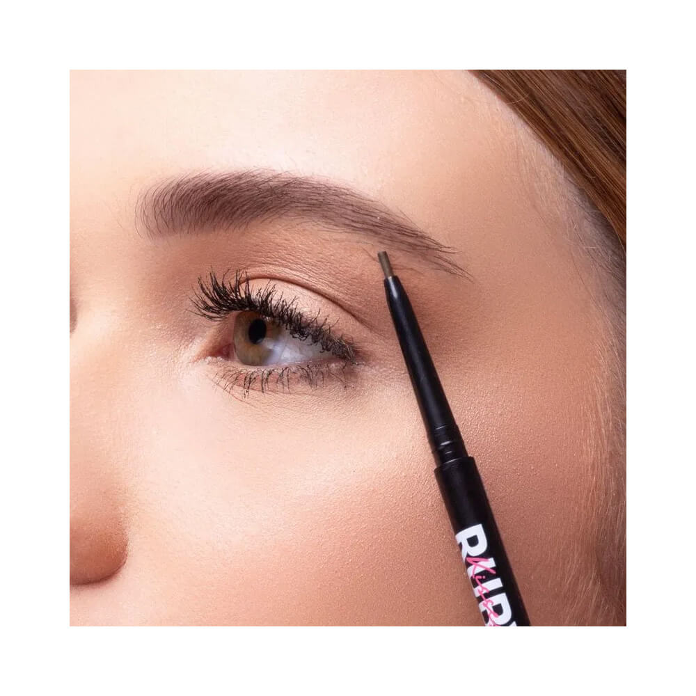 Aplicação do lápis Ruby Kisses Go Brow Medium Brown em sobrancelha feminina com foco na ponta fina marrom