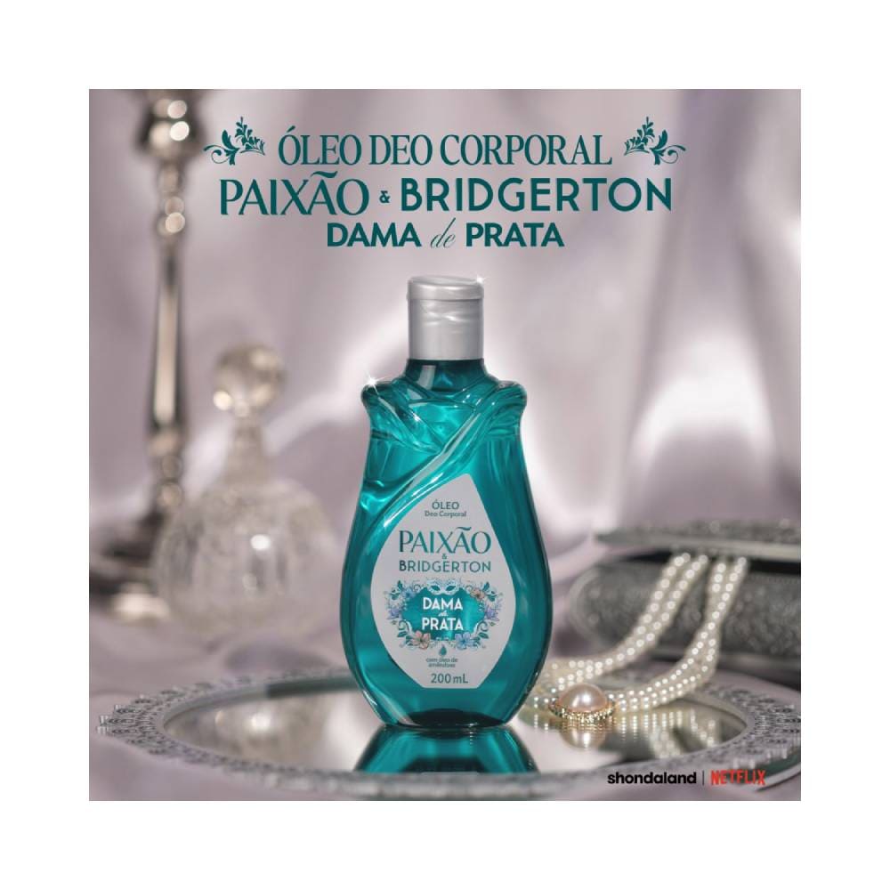 Frasco de óleo corporal Paixão & Bridgerton Dama de Prata, 200ml, refletido em um espelho circular com fundo de pano