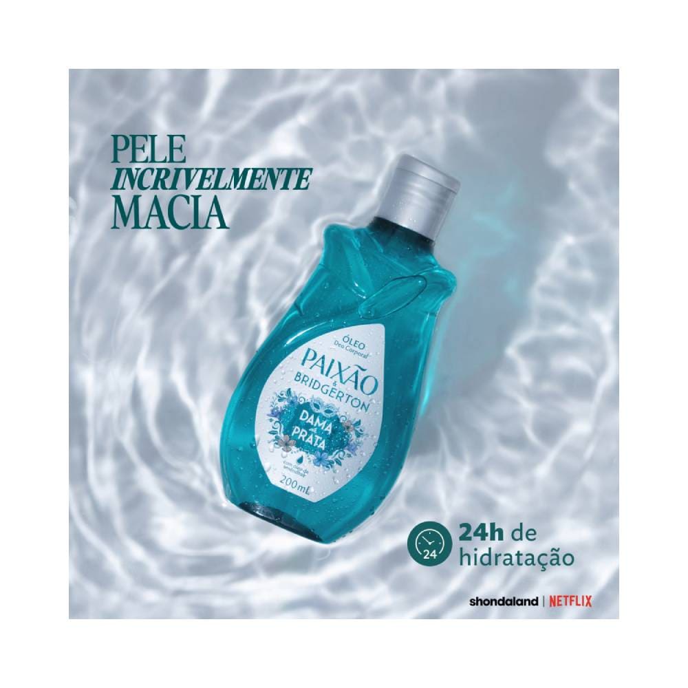 Frasco de óleo corporal Paixão & Bridgerton Dama de Prata, 200ml, em movimento na água com ondas ao fundo