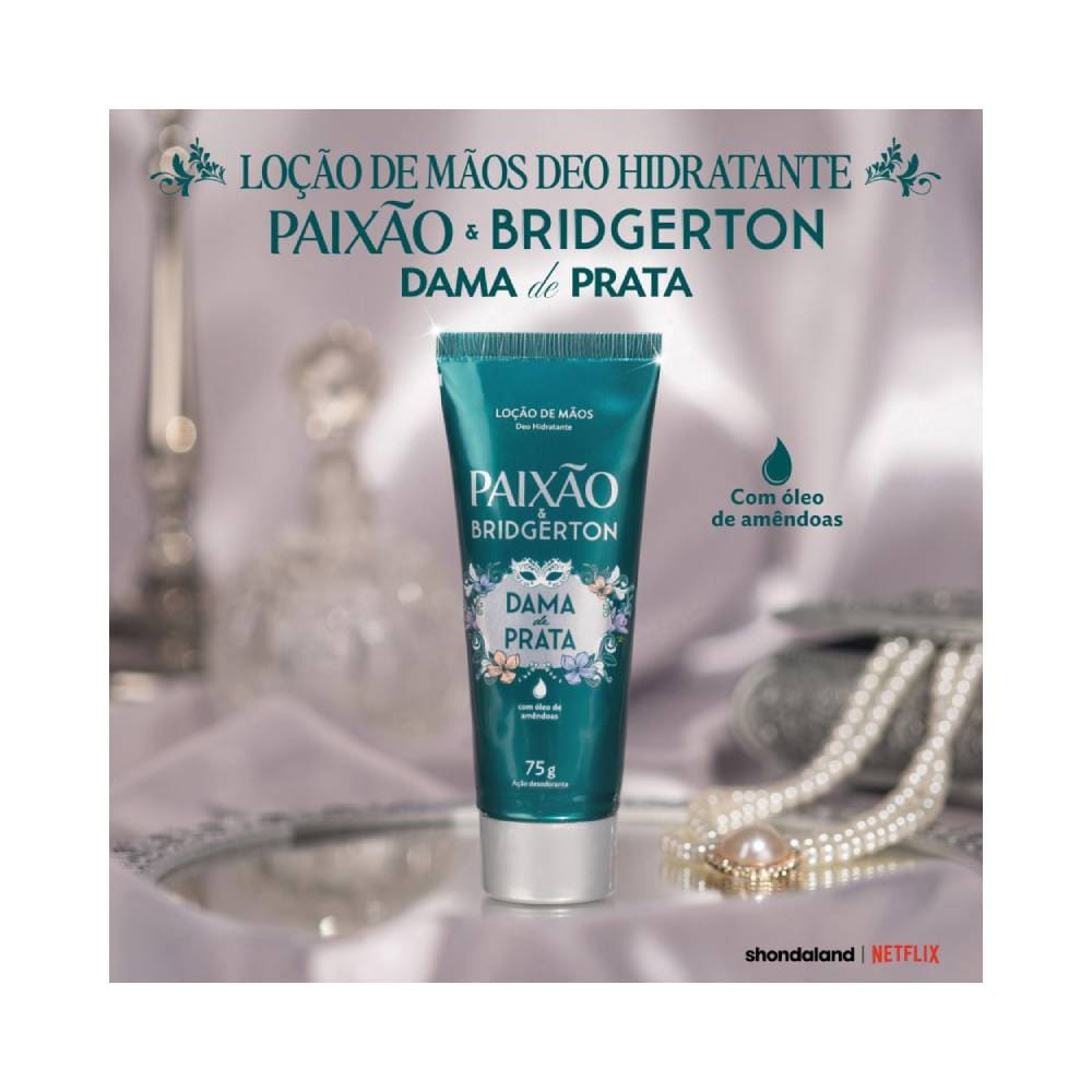 Loção hidratante Paixão & Bridgerton Dama de Prata com acessórios femininos ao fundo