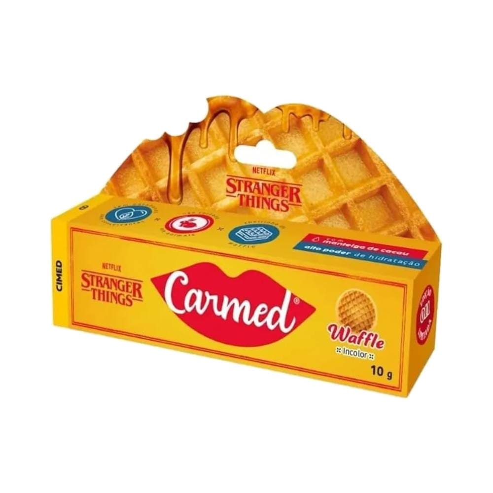 Embalagem do Hidratante Labial Carmed Stranger Things Waffle 10g com design de waffle e selo Netflix