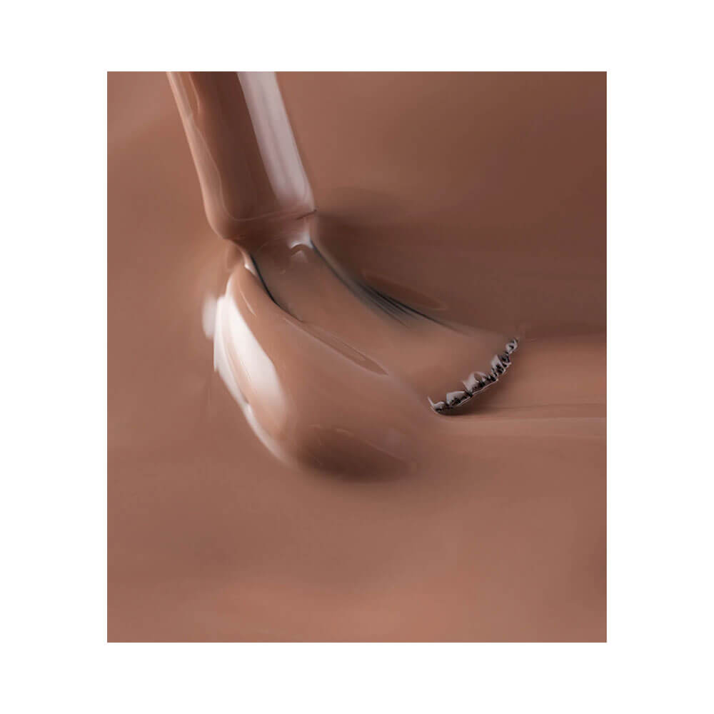 Close do pincel aplicando esmalte Dailus Morango do Amor Leite Condensado