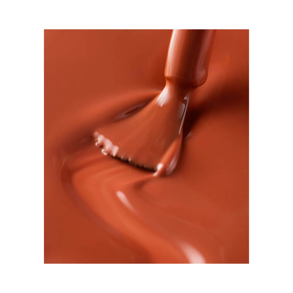 Close no pincel do esmalte Dailus Ponto de Caramelo mostrando textura cremosa e brilho.