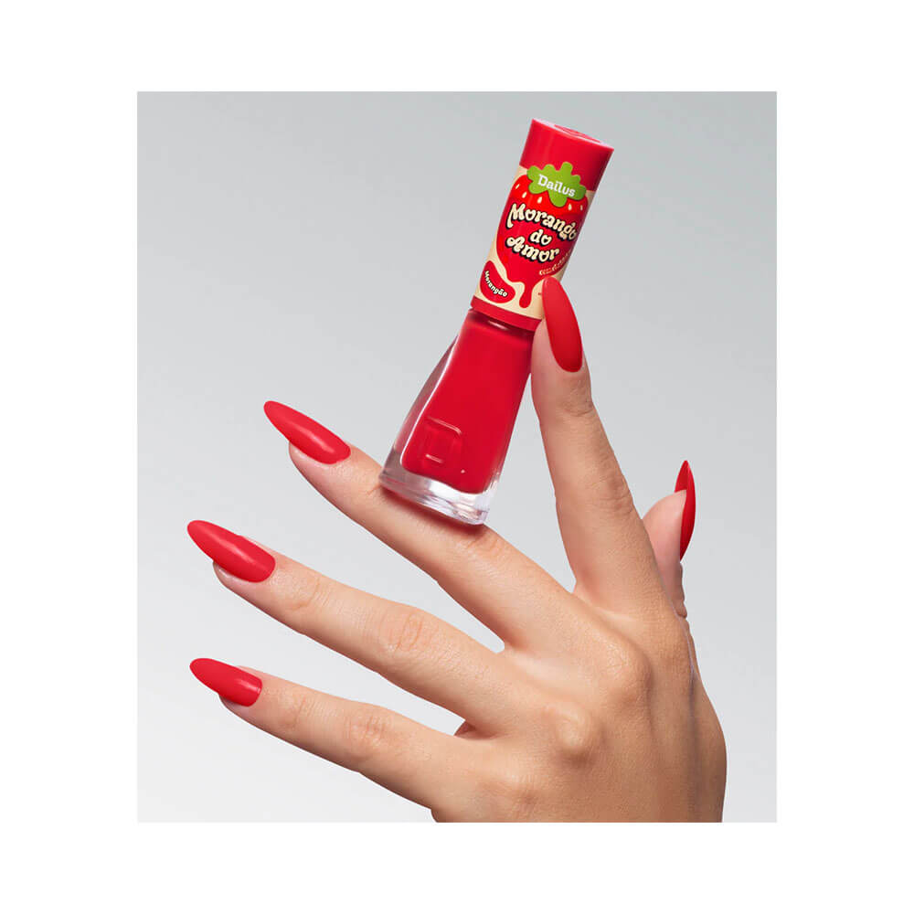 Esmalte Dailus Morango do Amor Morangão aplicado em unhas longas e vermelhas