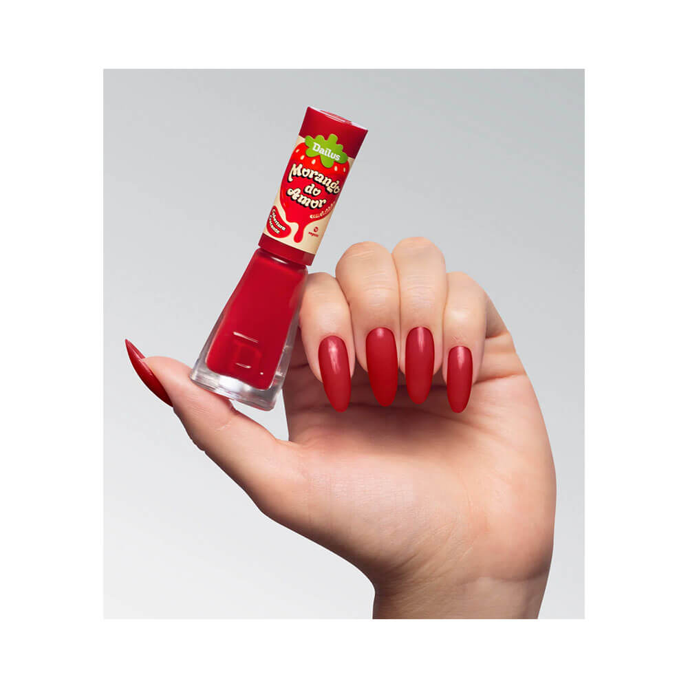 Mão com unhas pintadas com esmalte Dailus Morango do Amor