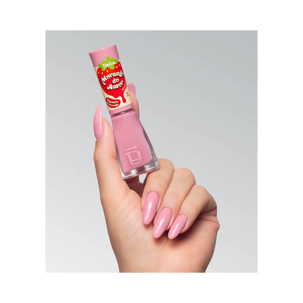 Mão feminina com unhas pintadas com esmalte Dailus Morango do Amor Brigadeiro de Morango