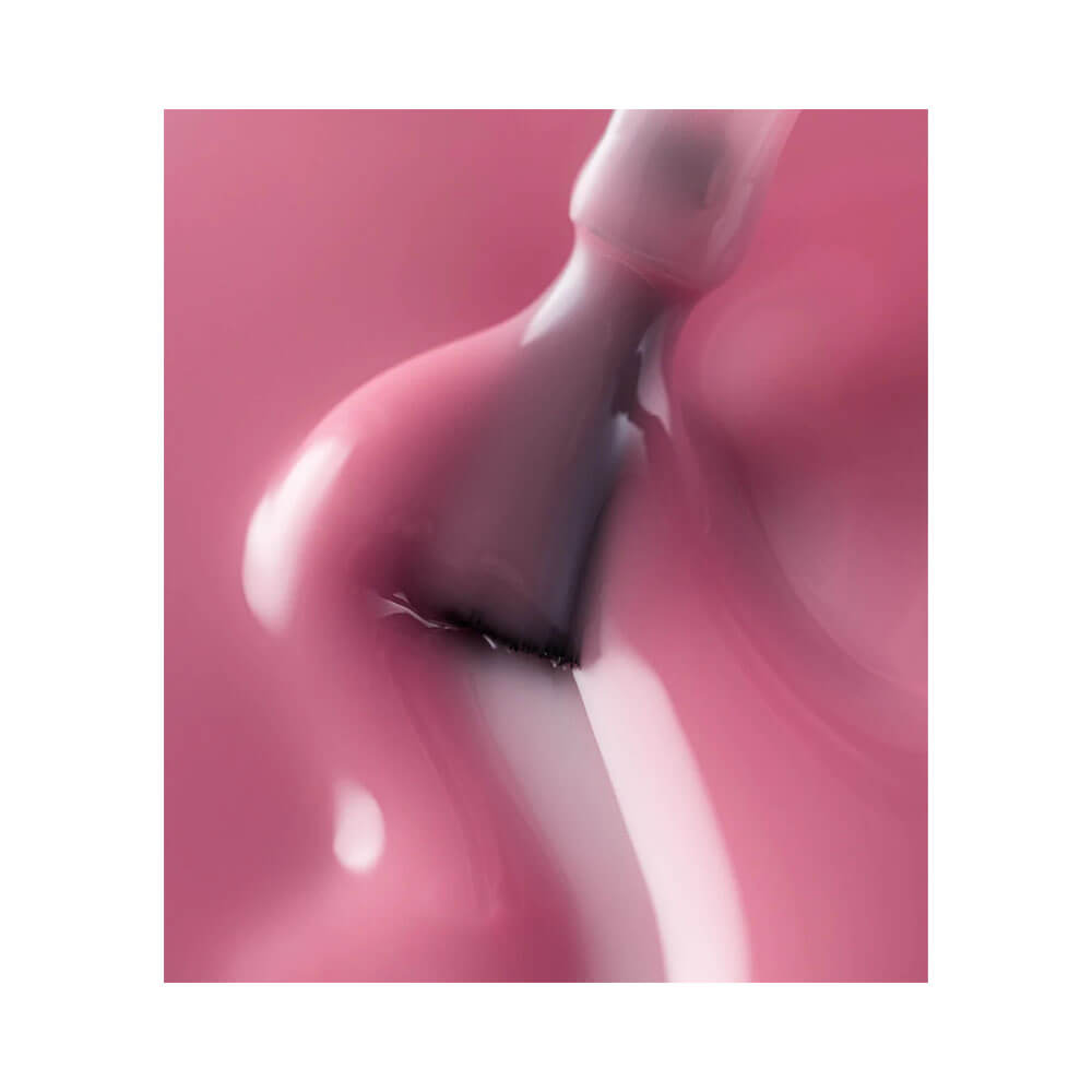 Pincel aplicando esmalte Dailus Morango do Amor Brigadeiro de Morango com textura cremosa