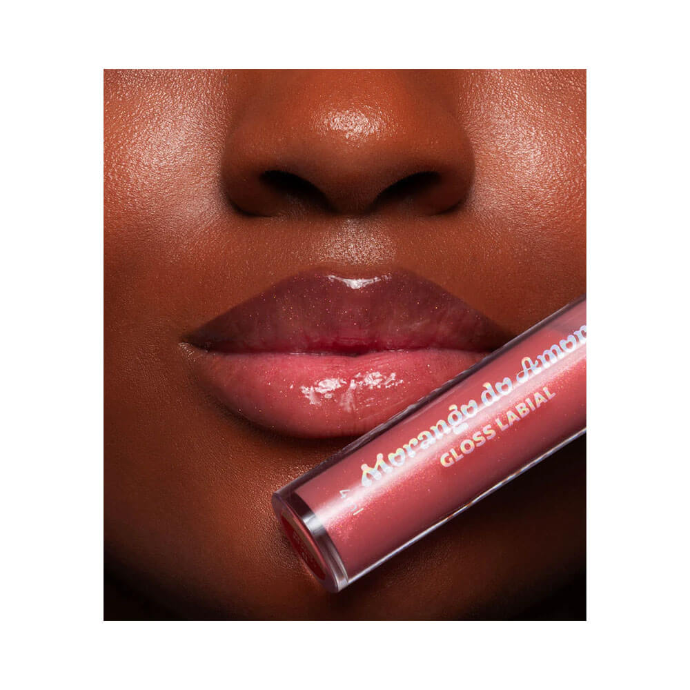Lábios com brilho intenso usando Lip Gloss Dailus Morango do Amor Calda de Açúcar