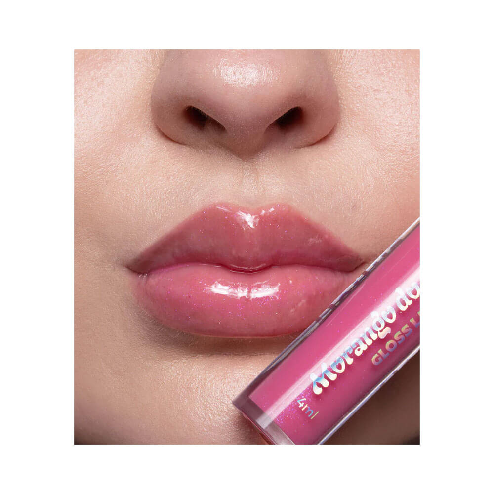 Close nos lábios de uma pessoa com pele clara usando o Lip Gloss Dailus Morango do Amor Brigadeiro de Morango