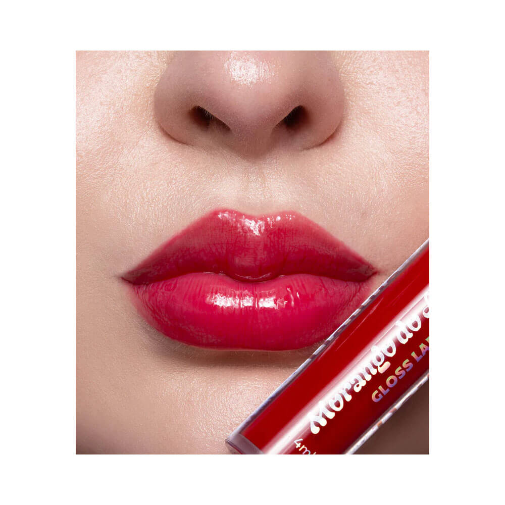 Close nos lábios com Lip Gloss Dailus Morango do Amor, mostrando brilho intenso e textura crocante