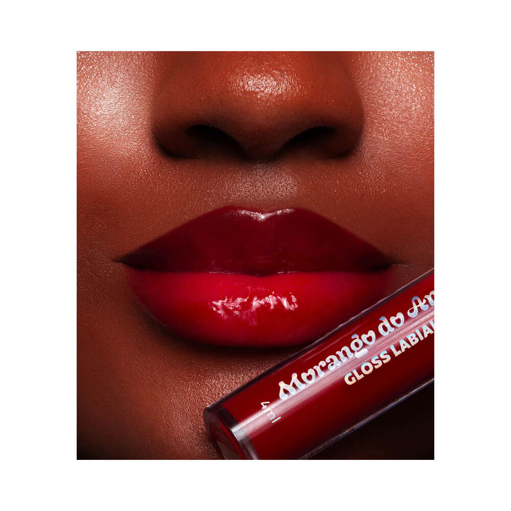 Lábios com Lip Gloss Dailus Morango do Amor mostrando brilho intenso e cobertura crocante