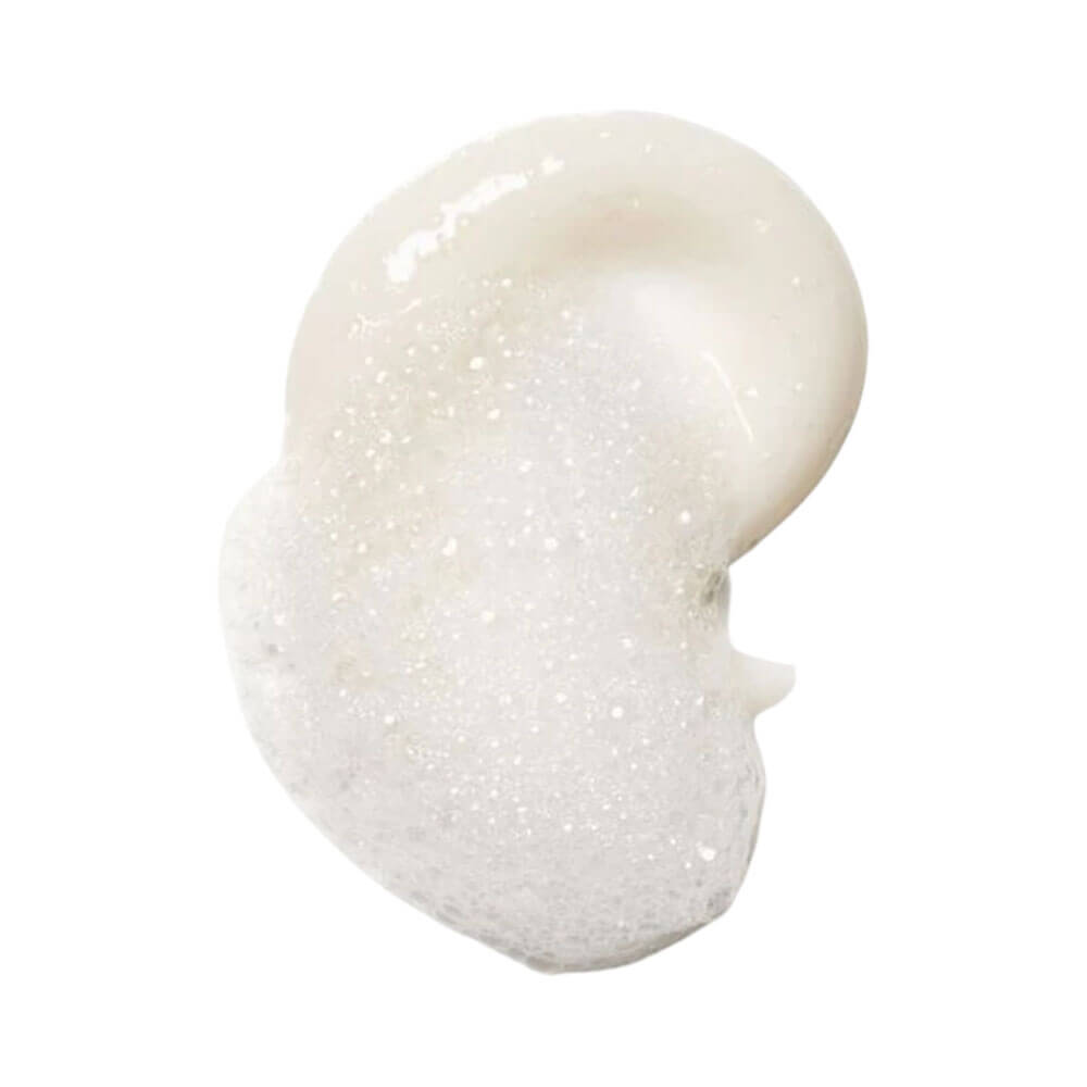 Close na textura cremosa e aerada do limpador facial Korres Greek Yoghurt