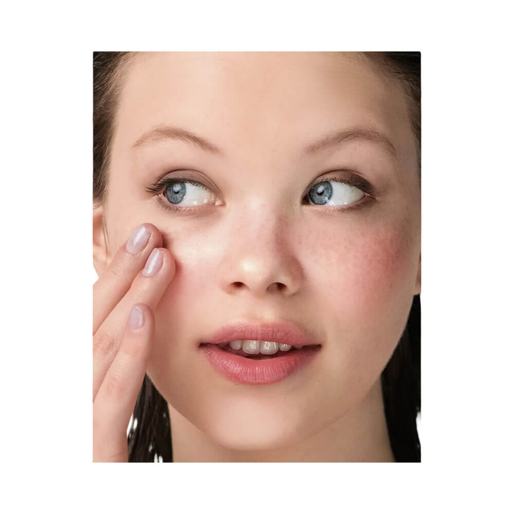 Mulher aplicando Gel Creme Facial Korres no rosto