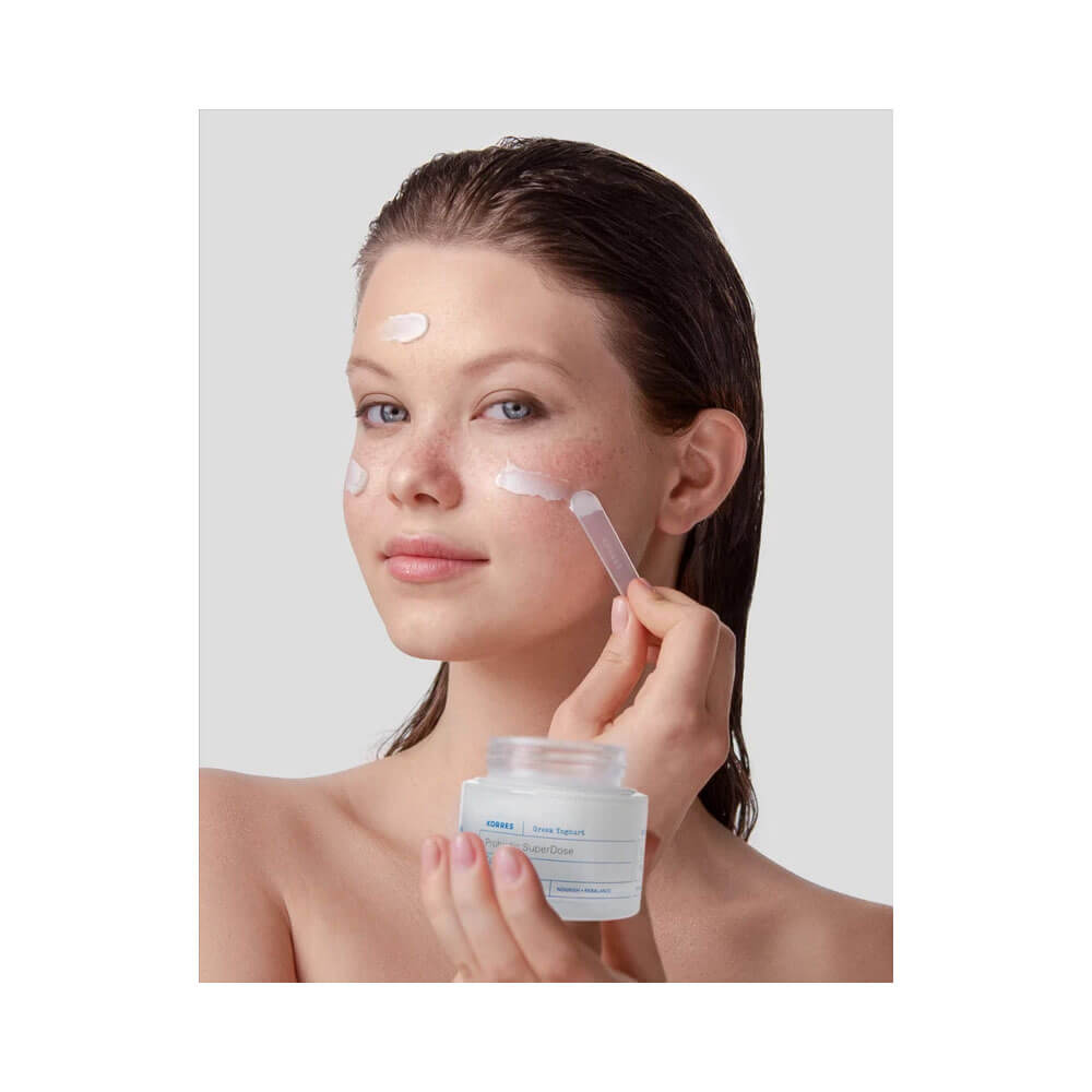 Mulher aplicando Máscara Facial Korres Greek Yoghurt Super Dose de Probióticos no rosto com espátula