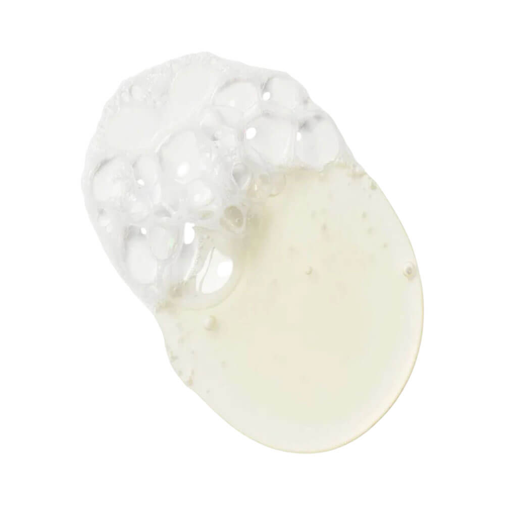 Textura viscosa e transparente do Gel de Limpeza Korres Olympus Tea com bolhas, destacando sua leveza e eficácia.