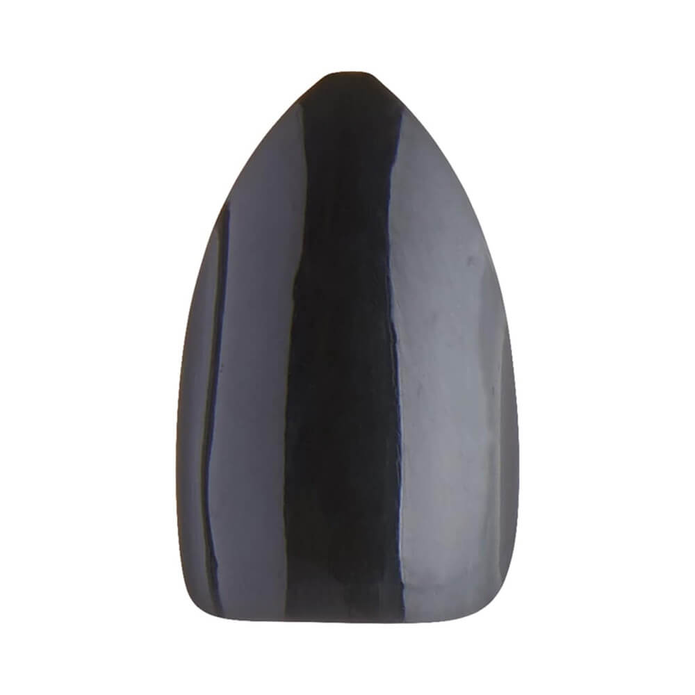 Close-up de unha postiça preta com acabamento brilhante e formato stiletto