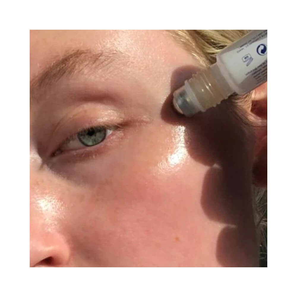 Aplicação do sérum gel Korres Greek Yoghurt Anti-Fadiga para Olhos na pele próxima ao olho