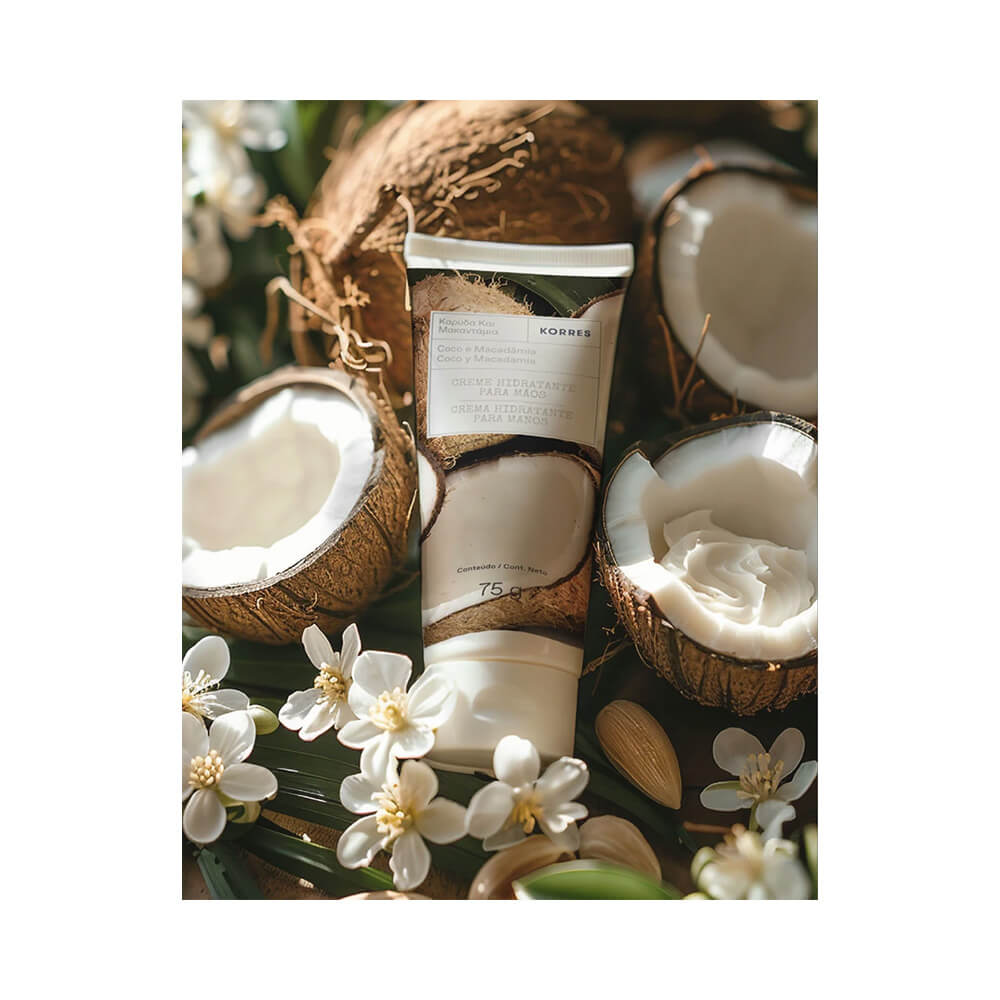 Creme Korres Coco e Macadâmia com ingredientes naturais ao redor