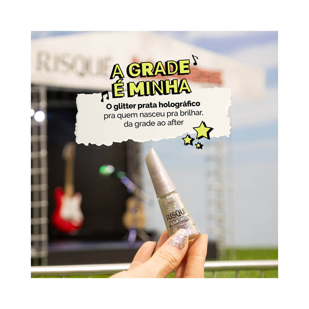 Mão segurando o Esmalte Risqué Lollapalooza Brasil A Grade é Minha