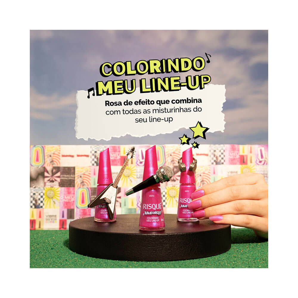 Várias garrafas do esmalte Risqué Lollapalooza Brasil Colorindo Meu Line Up em pedestal colorido