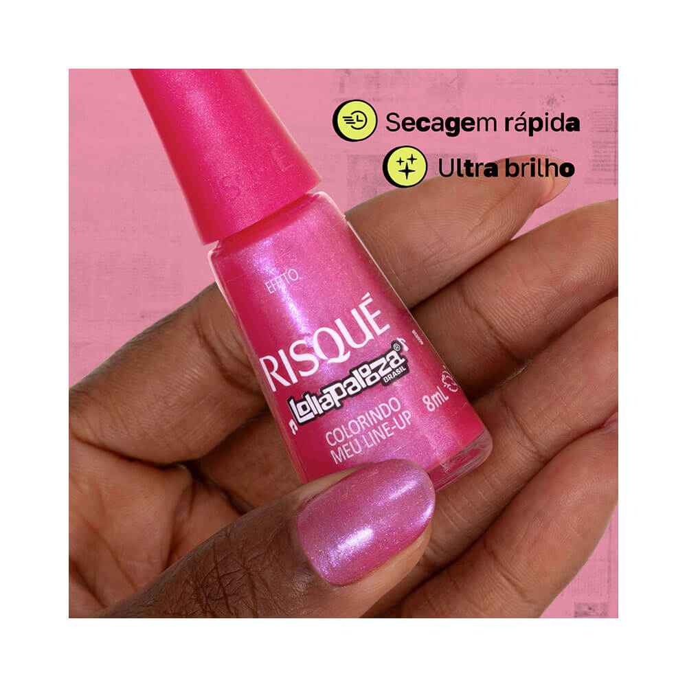 Mão segurando esmalte Risqué Lollapalooza Brasil Colorindo Meu Line Up rosa brilhante