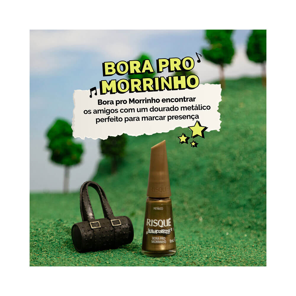 Esmalte Risqué Lollapalooza Brasil Bora pro Morrinho ao lado de bolsa preta sobre fundo verde