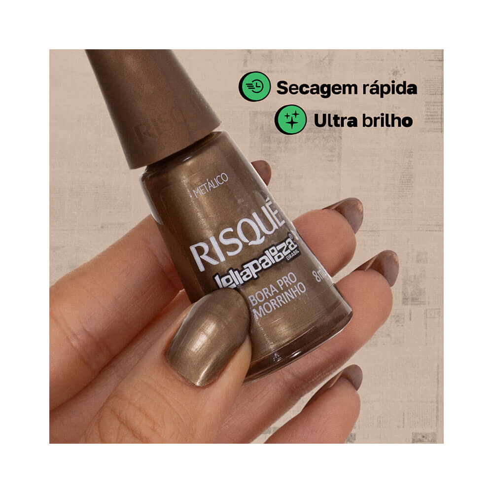 Esmalte Risqué Lollapalooza Brasil Bora pro Morrinho em tom dourado metálico em mão humana