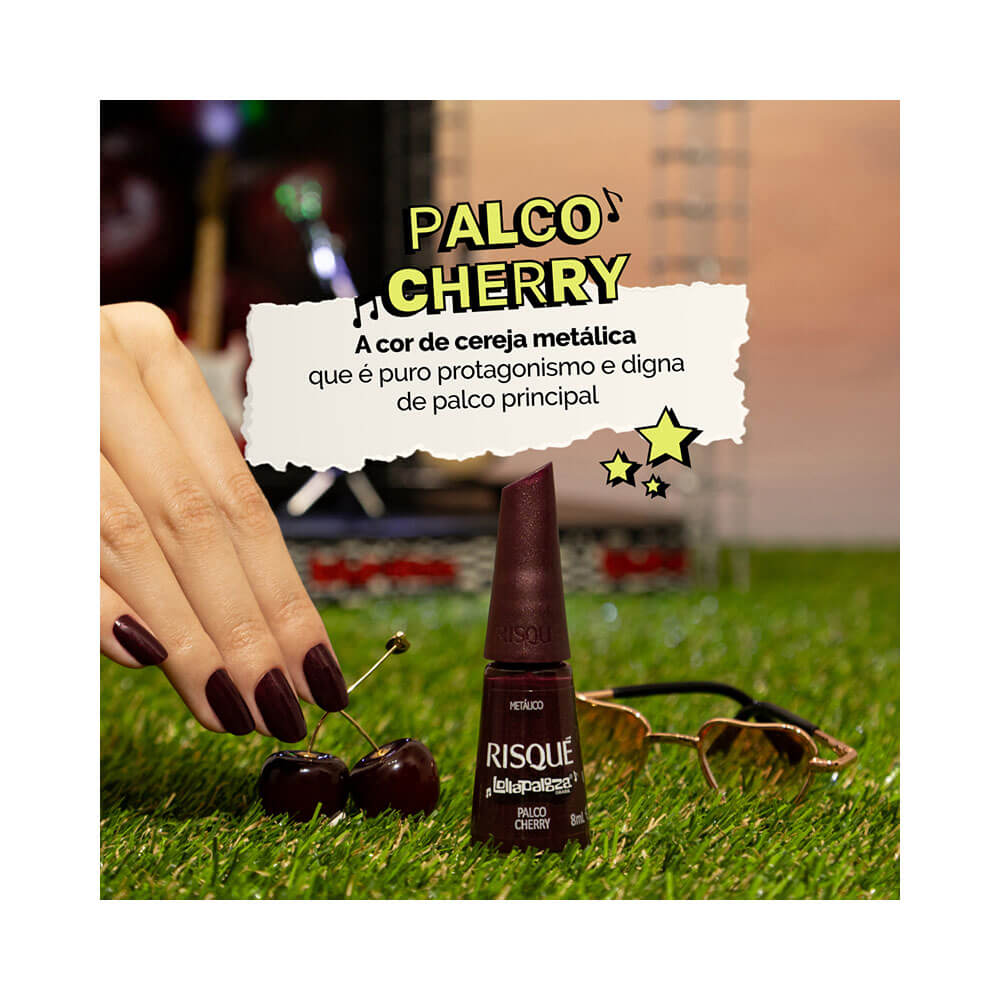 Esmalte Risqué Lollapalooza Brasil Palco Cherry em fundo verde com unhas pintadas na cor vinho metálico