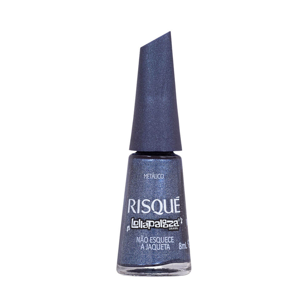 Esmalte Risqué Lollapalooza Brasil Não Esquece a Jaqueta em tom azul metálico aplicado em unha