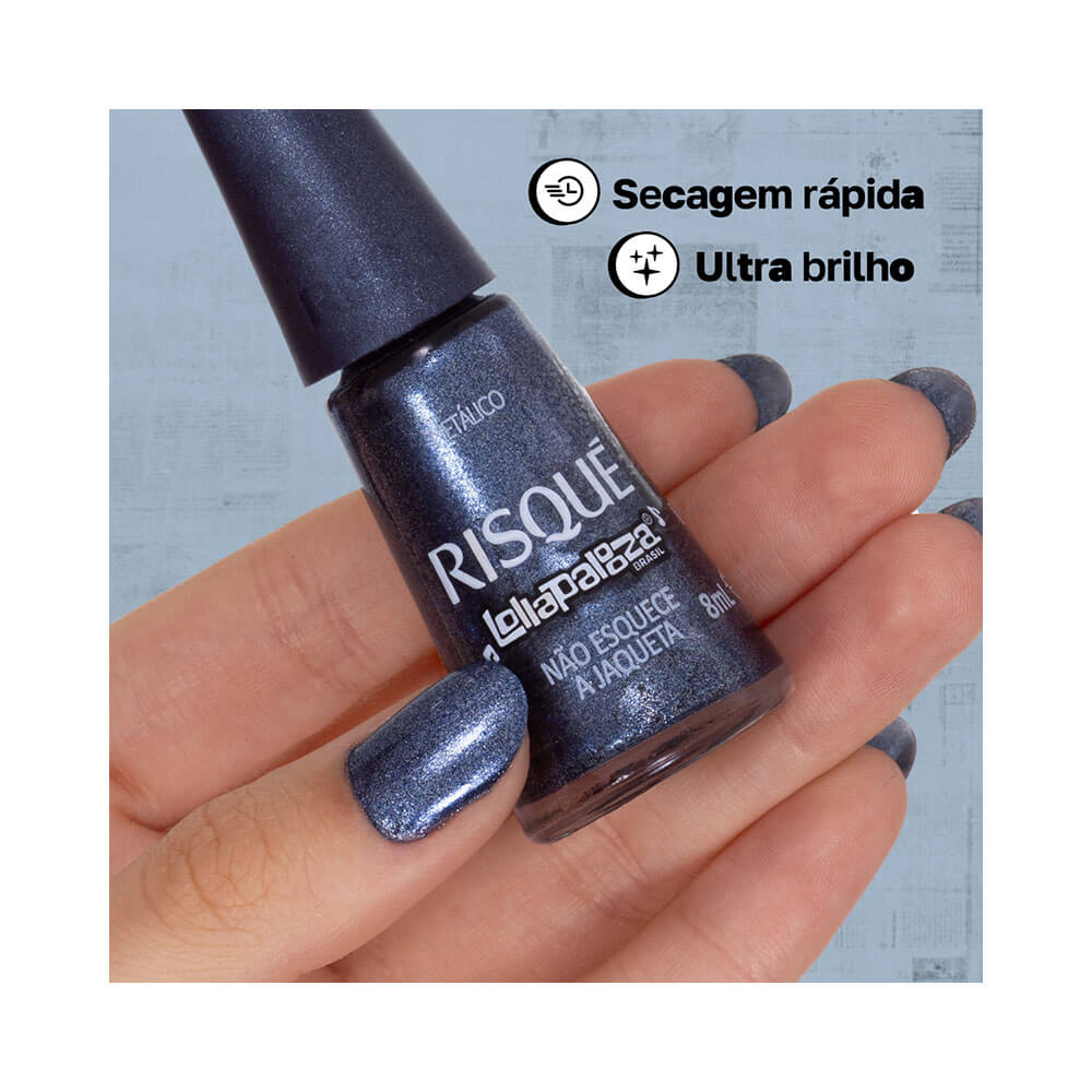 Detalhe do esmalte Risqué Lollapalooza Brasil Não Esquece a Jaqueta em unha azul metálico