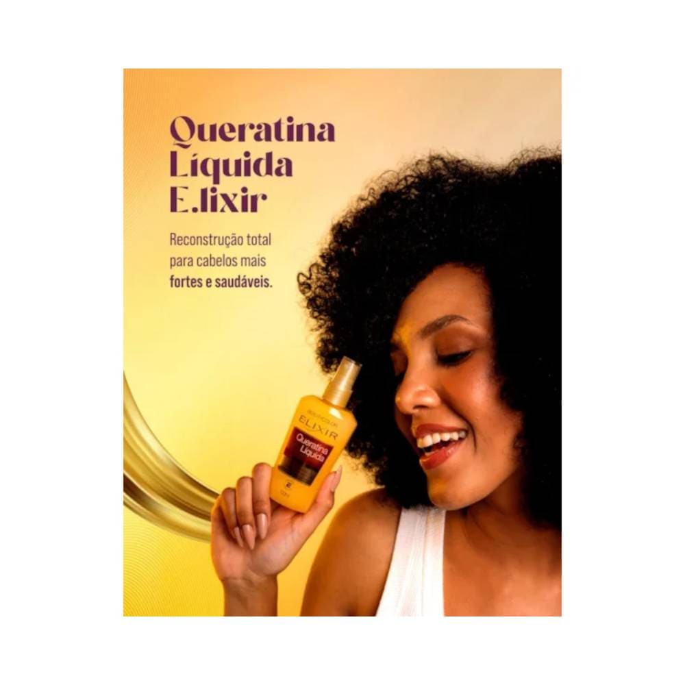 Mulher com cabelo cacheado segurando a Queratina Líquida Beauty Color E.lixir 100ml