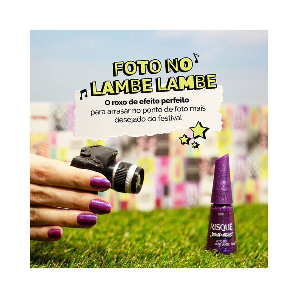 Mão segurando o Esmalte Risqué Lollapalooza Brasil Foto no Lambe Lambe com fundo urbano