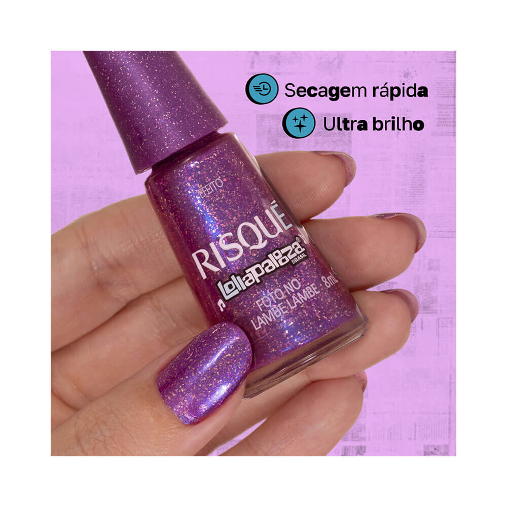 Frasco do esmalte com unhas pintadas ao fundo