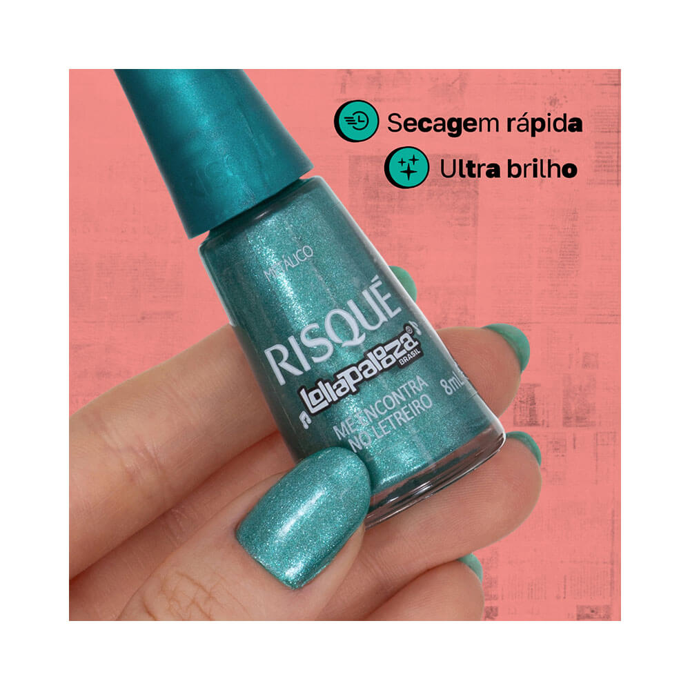 Mão segurando esmalte Risqué Lollapalooza Brasil Me Encontra no Letreiro com cor verde metálica